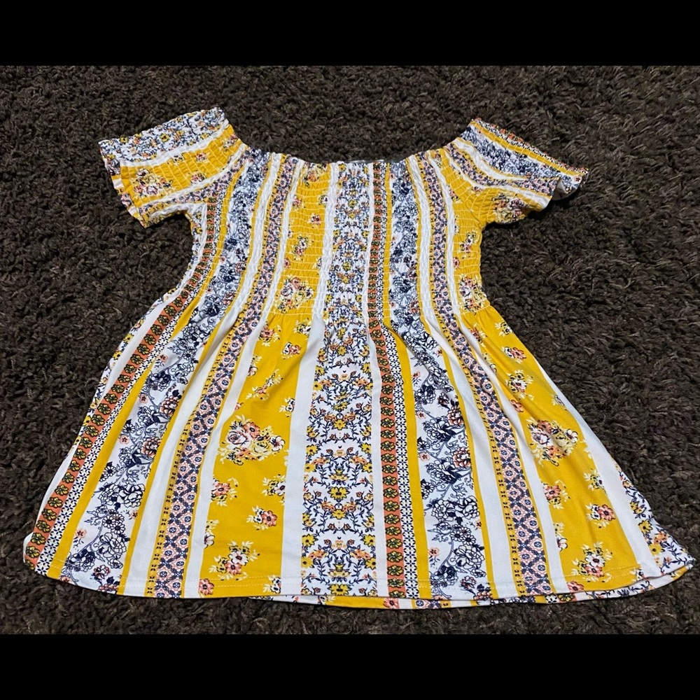 Rue 21 Floral Women’s top size Med